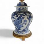 CHINE
Vase couvert en porcelaine à décor bleu blanc de personnages,...