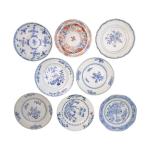 CHINE
Huit assiettes en porcelaine à décor bleu blanc pour sept...