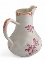 CHINE
Verseuse en porcelaine à décor famille rose fleurs
XVIIIème
H.: 15 cm...