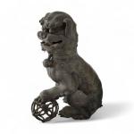 INDOCHINE
Chien de Fô en bronze, la tête amovible
H.: 32 cm...