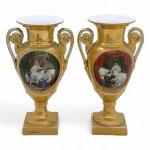PARIS
Paire de vases en porcelaine à décor polychrome et or...